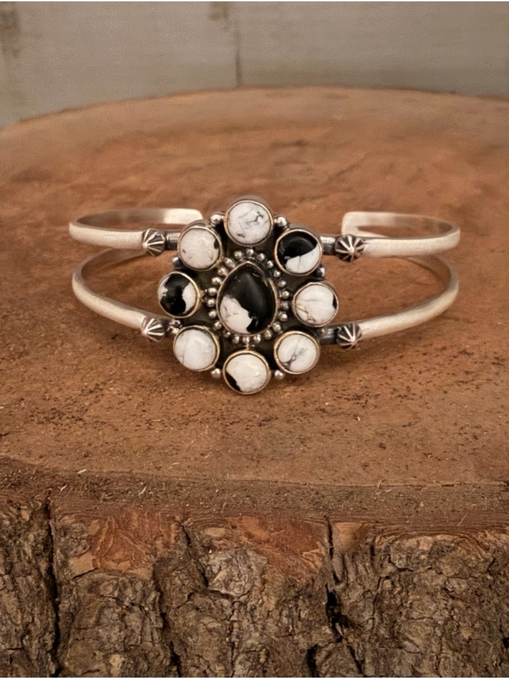 White Buffalo Flower Cluster cuff signed and stamped 925 sterling silver - Picture 2 of 6